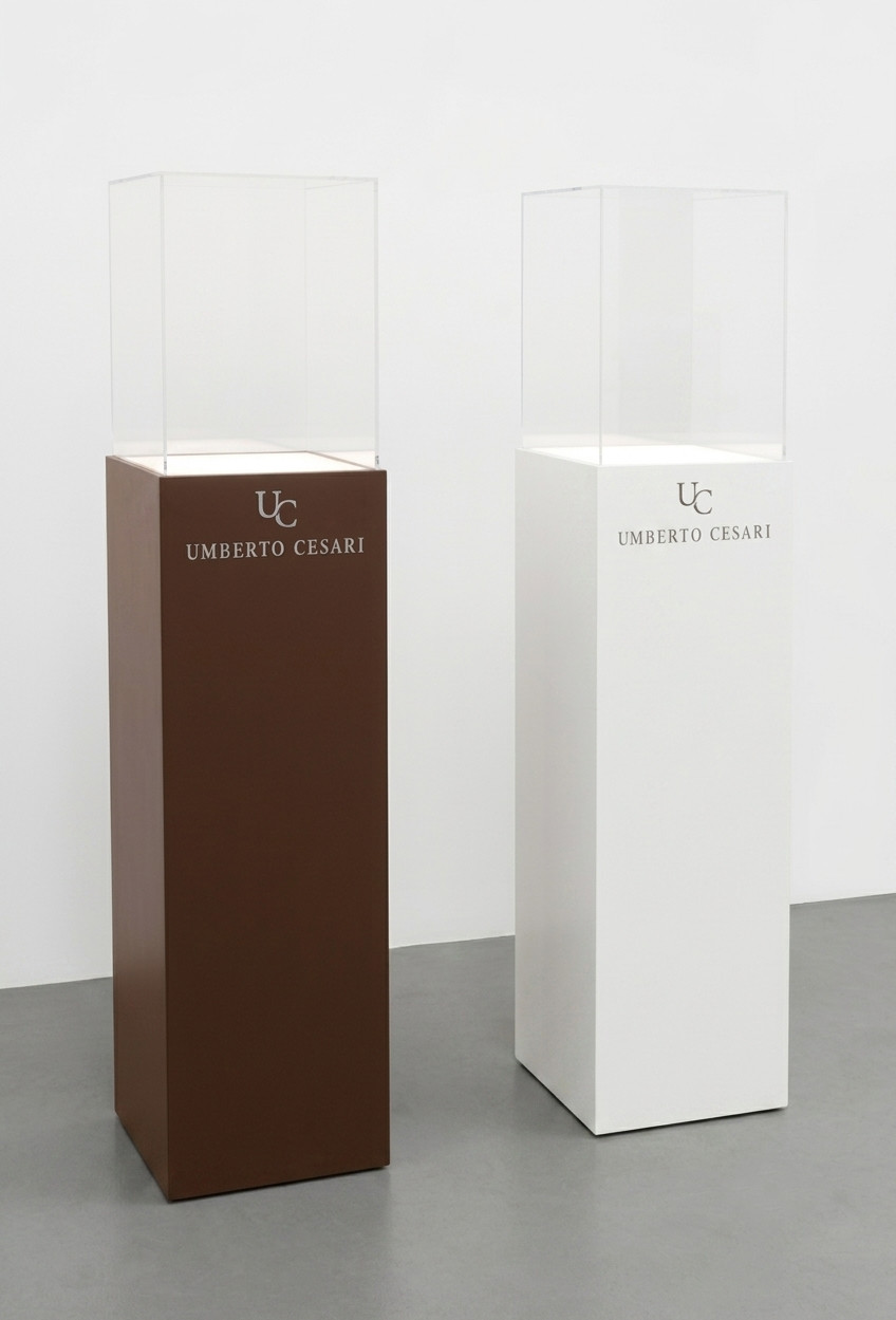 totem da terra con piano illuminato e personalizzazione con prespaziato adesivo